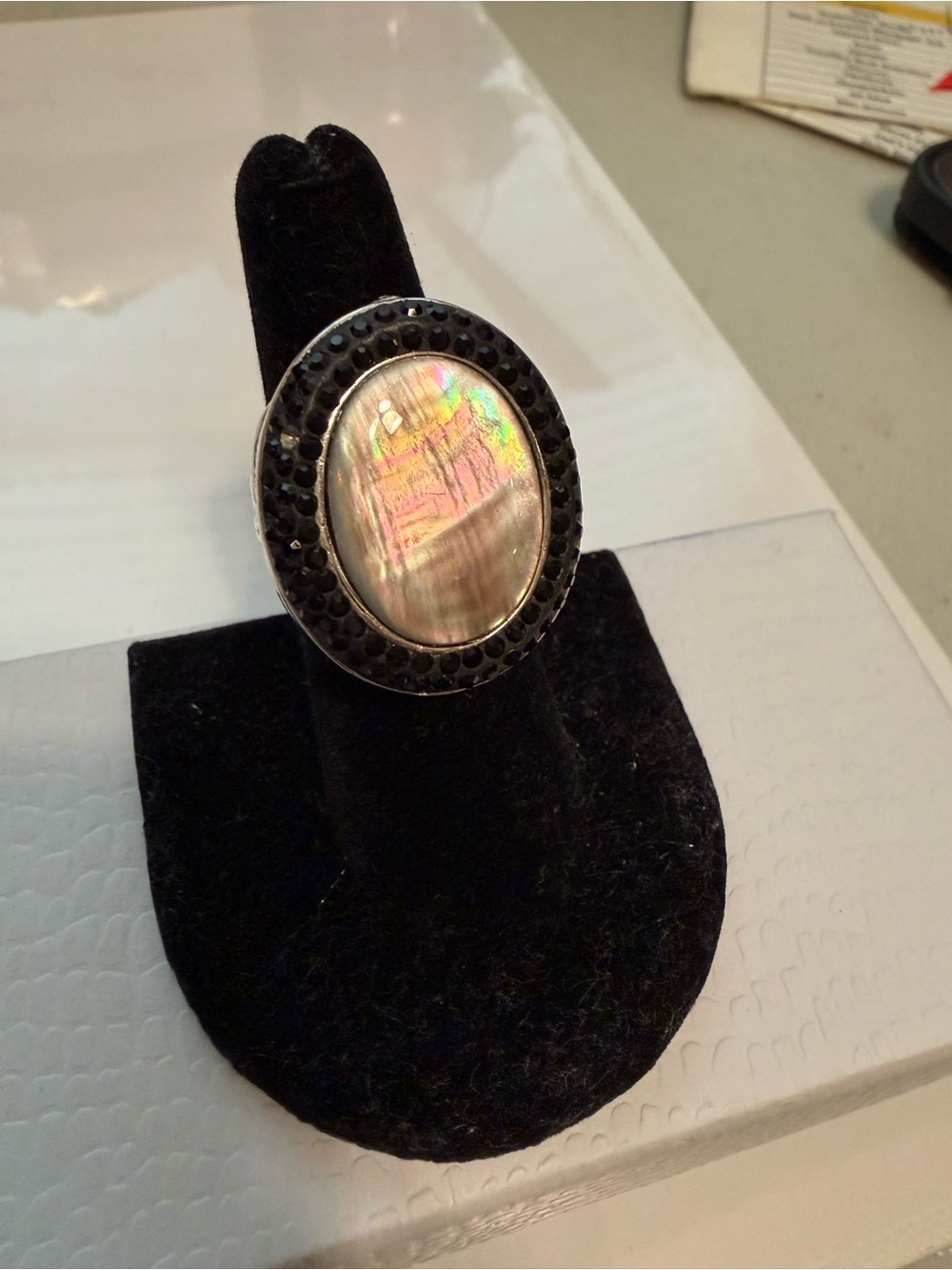 Vintage Art Deco Oval mother of pearl and Sterling cocktail ring - Picture 2 of 9